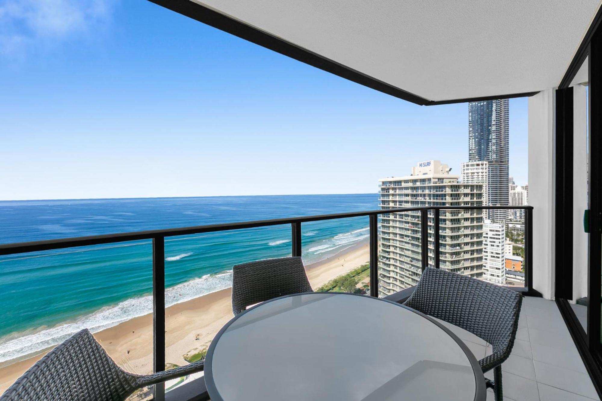 Wonderful 2-bed With Pool, Gym & Scenic Views Apartment