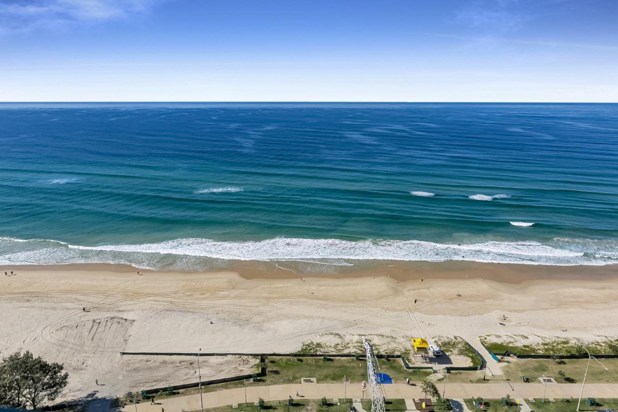Wonderful 2-bed With Pool, Gym & Scenic Views Apartment