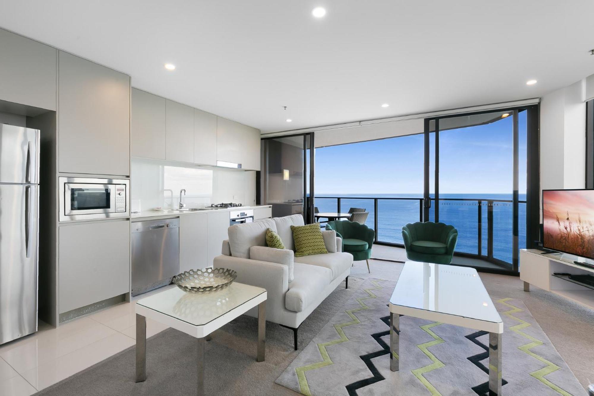 Wonderful 2-bed With Pool, Gym & Scenic Views *
